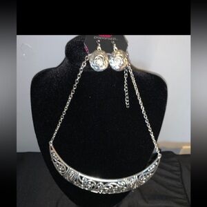 EMBOSSED NECKLACE & EARRING SET. Silver embossed. NWT.